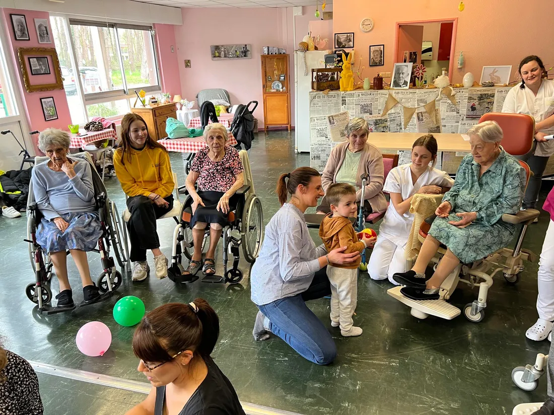 Pendant 1h30, les enfants s'amusent aux côtés des séniors. 