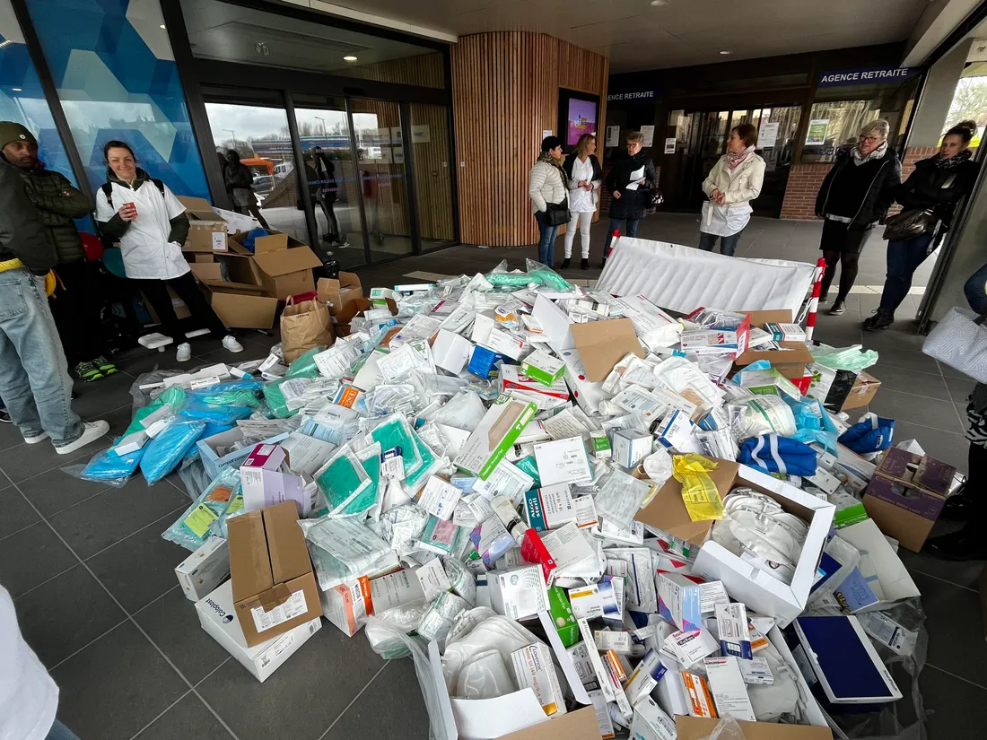 Du matériel a été déversé devant la CPAM des Flandres