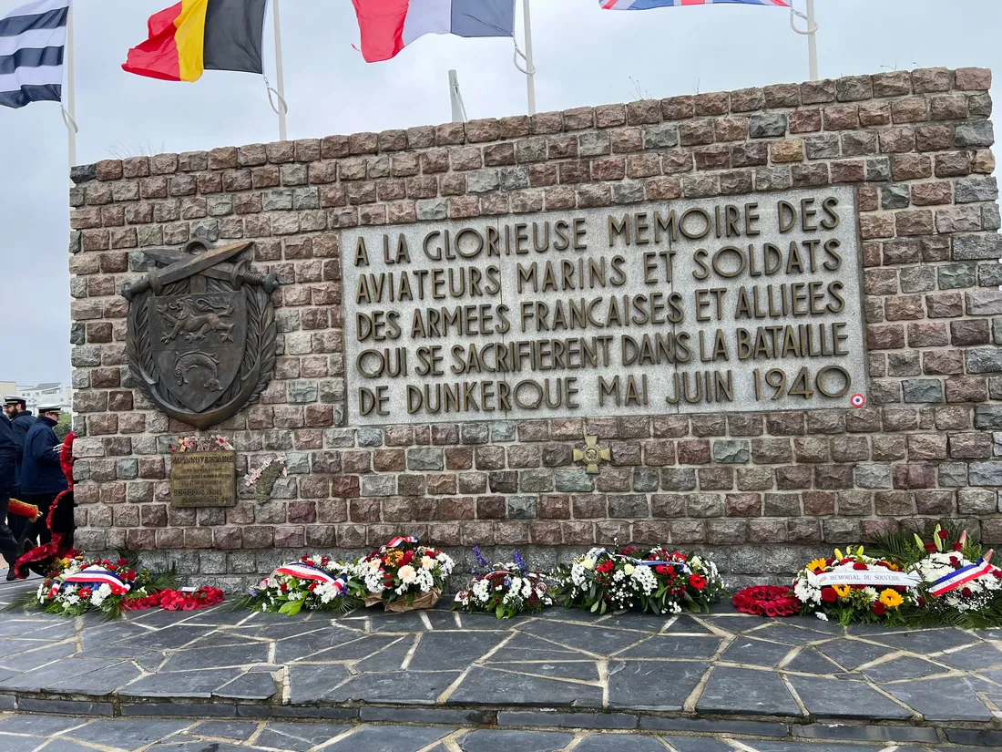 Un dépôt de gerbes de fleurs a eu lieu devant le mémorial des Alliés. 