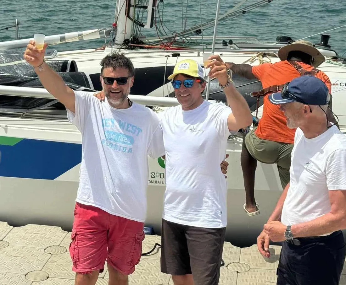 Alexandre (à gauche) et Rémy (à droite) fêtent leur arrivée en Martinique ! 