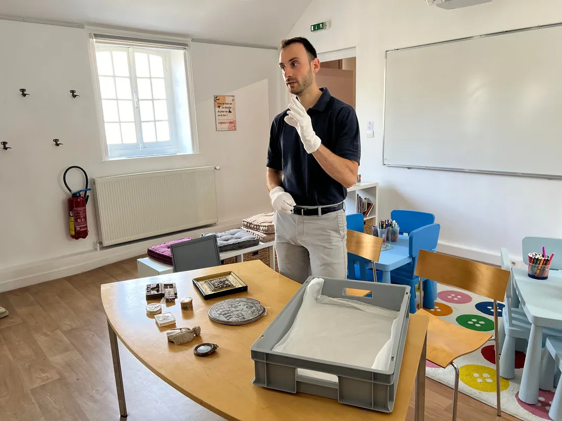 Le directeur du musée, Romain Saffré,  face à quelques objets volés. 