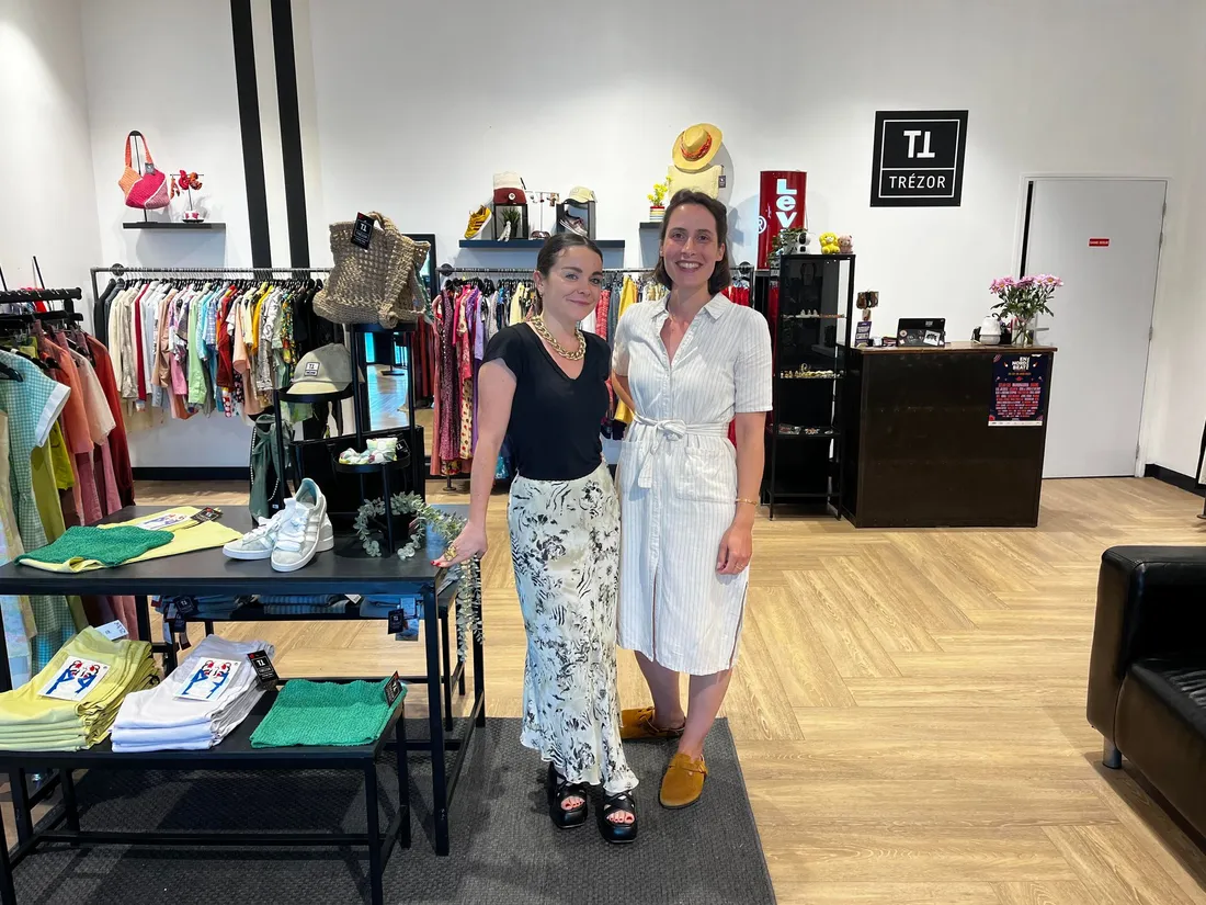 Clémentine, à gauche, co-gérante de la boutique Trézor à Dunkerque, aux côtés d'Elodie Brandt. 