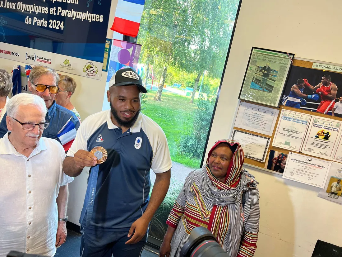 Djamili Aboudou avec sa maman et le président du club de boxe de Coudekerque-Branche