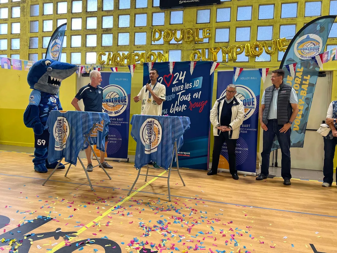 Le Coudekerquois est venu présenter sa médaille aux Dunkerquois samedi soir salle Jean Bart. 