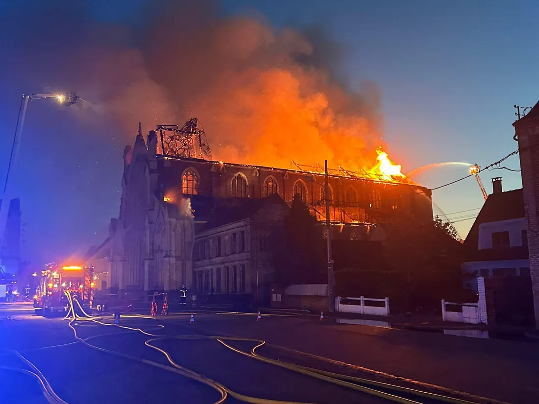 L'Eglise de l'Immaculée-Conception en feu à Saint-Omer