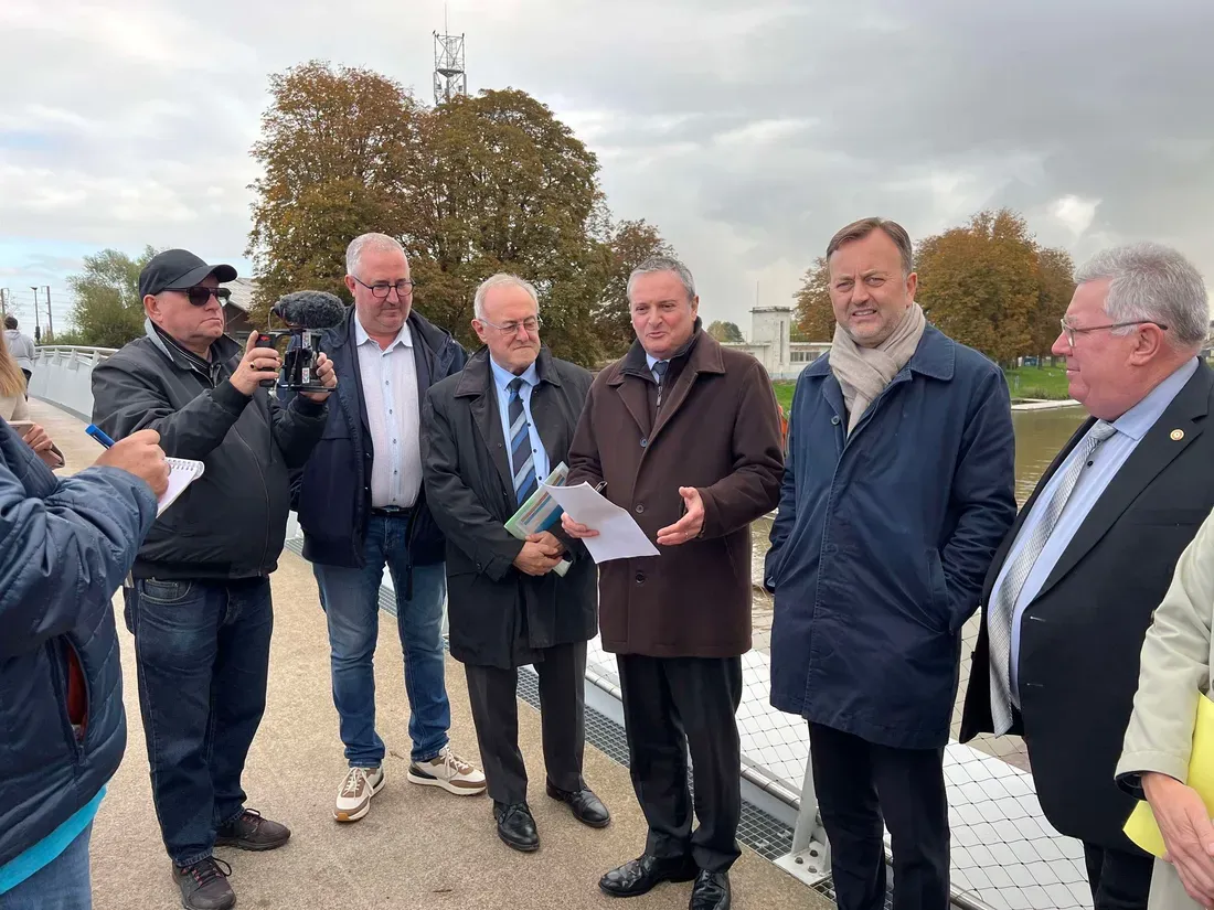 Jacques Billant au centre lors de l'annonce du curage du canal du Haut-Pont