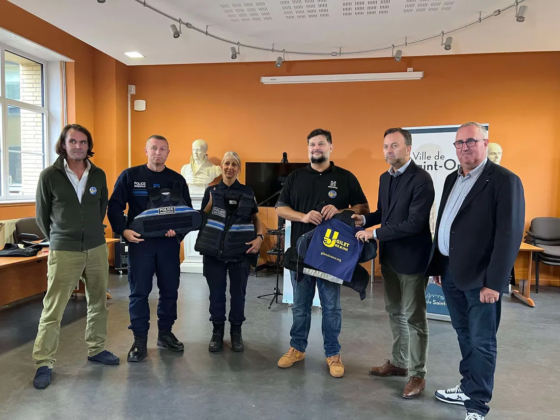 Le don a eu lieu en mairie en présence des élus et des représentants de l'association.