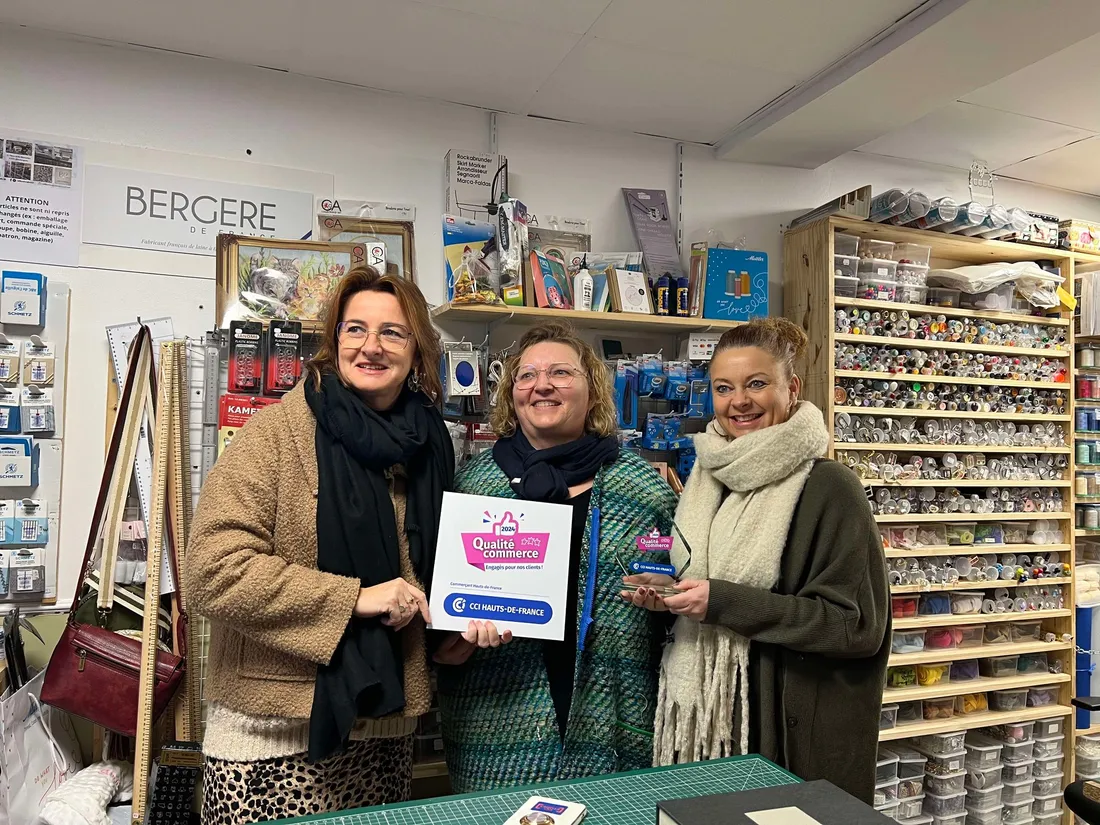 Sandrine Billaud, au centre, voit son commerce saluée par les équipes de la CCI. 