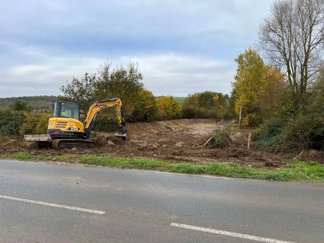 Le bassin est en train d'être nettoyé et curé.