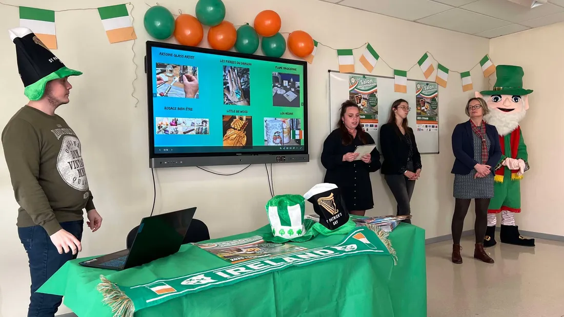 Les élèves ont présenté le projet aux médias lors d'une conférence de presse