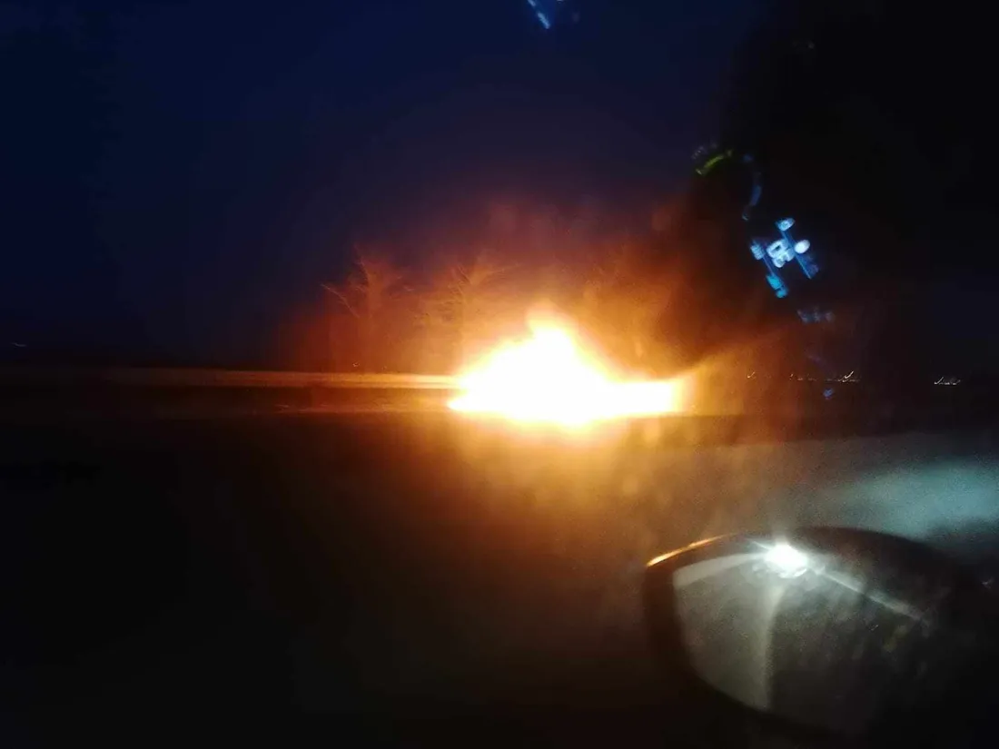 Une voiture est en feu sur l'A16