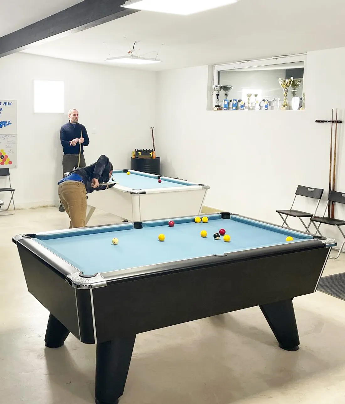 Quatre tables de billard ont été installées.