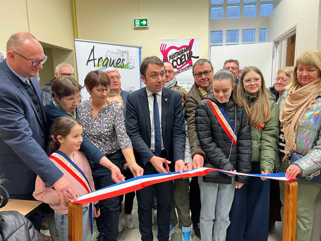 Le maire a célébré la réouverture du local avec les bénévoles.