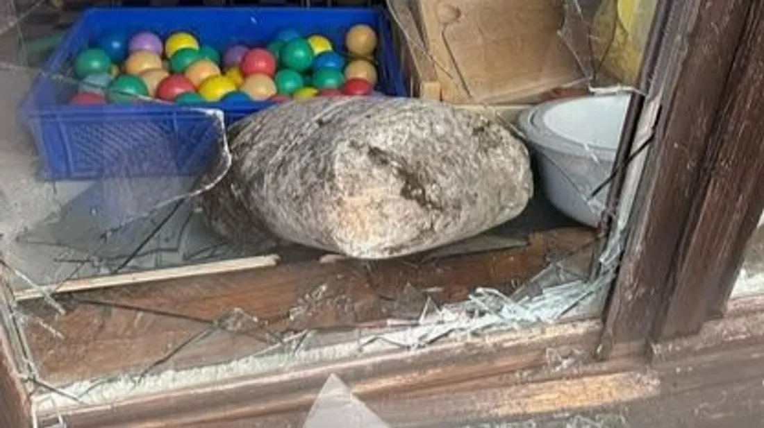 La vitre est cassée. 