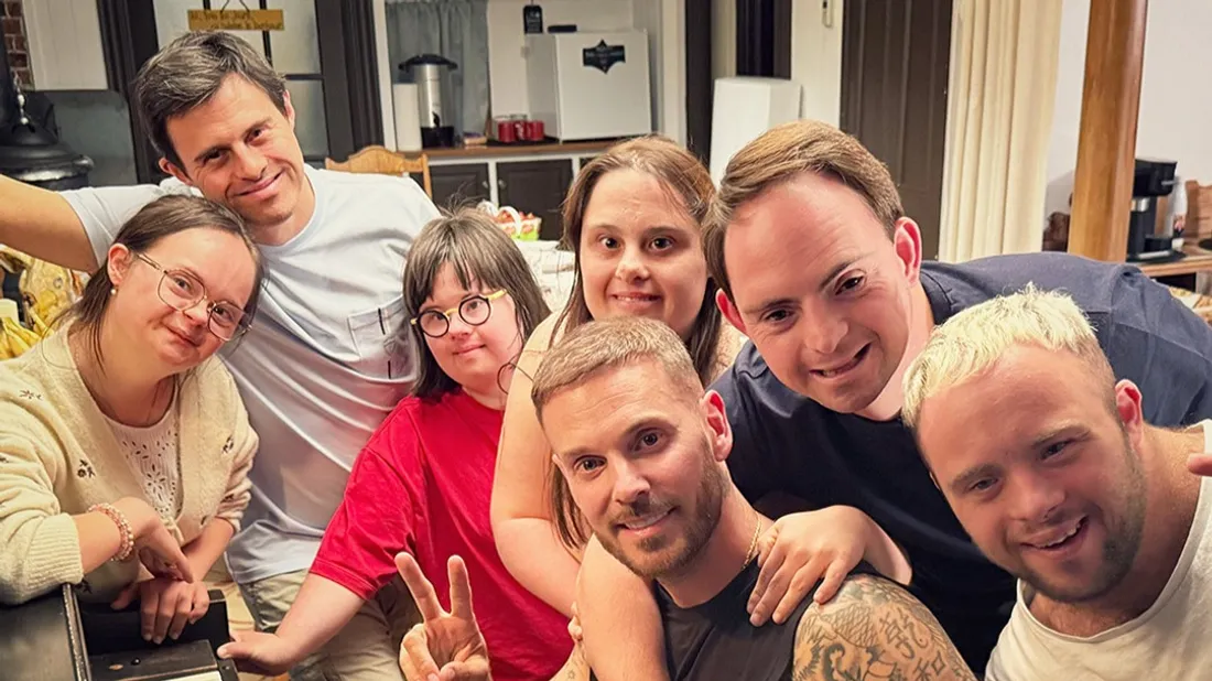 Matt Pokora et six jeunes avec trisomie 21 au cœur d’un documentaire émouvant au Québec
