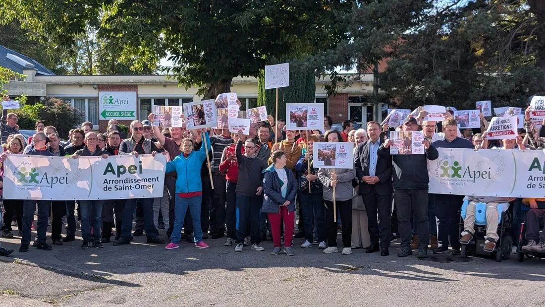 Le rassemblement a duré quelques dizaines de minutes devant le siège de l'APEI Les Papillons Blancs
