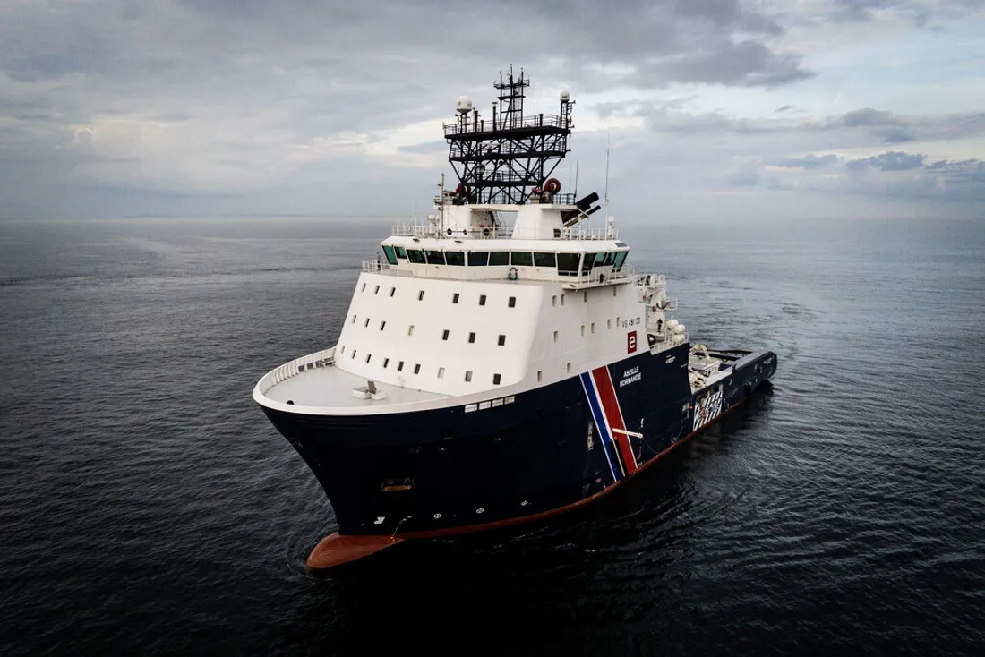 bateau de pêche remorqué