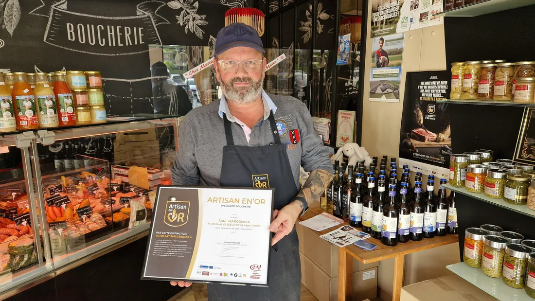 Le diplôme est exposé dans la boutique.  