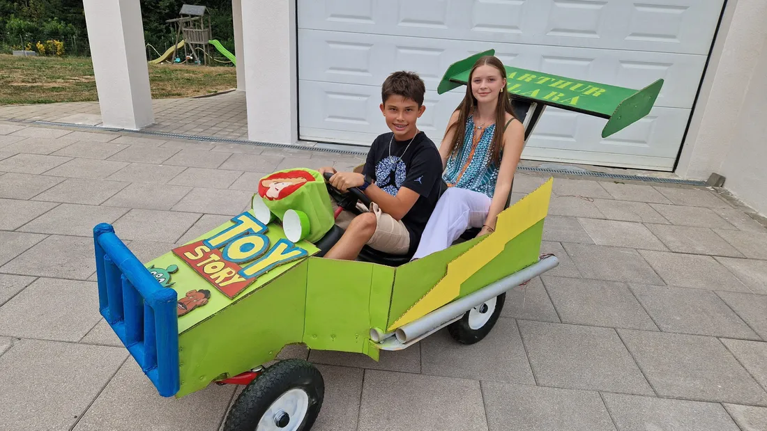 Les deux adolescents sont prêts pour les courses de dimanche. 