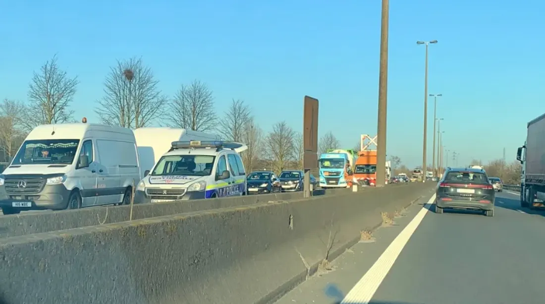 L'accident provoque 10 kilomètres d'embouteillages. La police est sur place. 