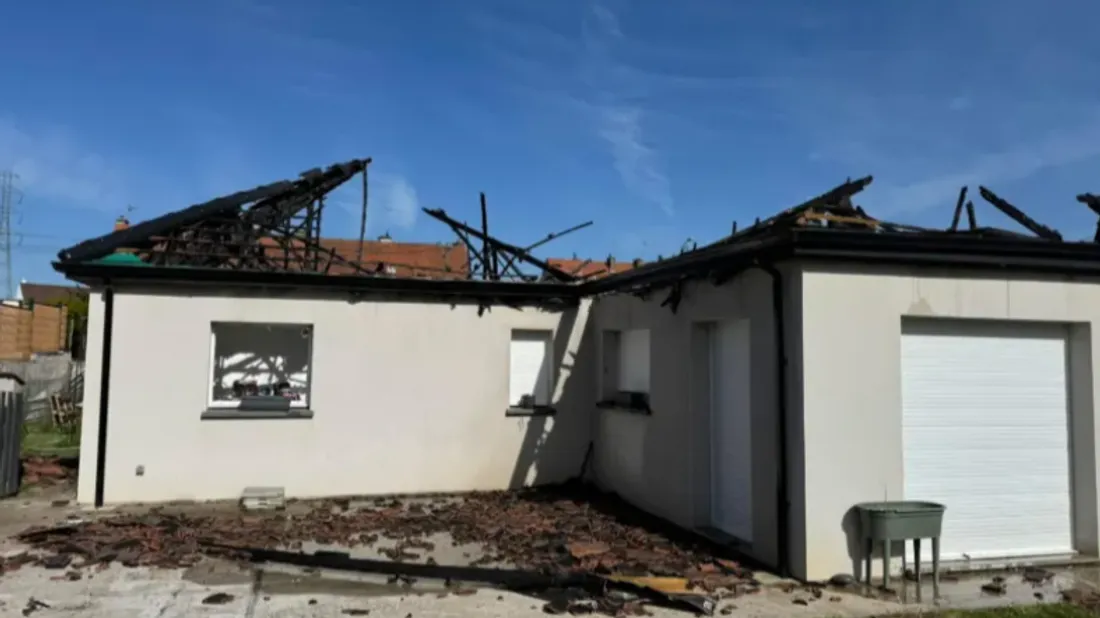 La maison a été ravagée par les flammes. 