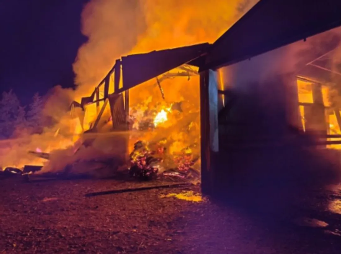 Le hangar de 350 m² a totalement pris feu