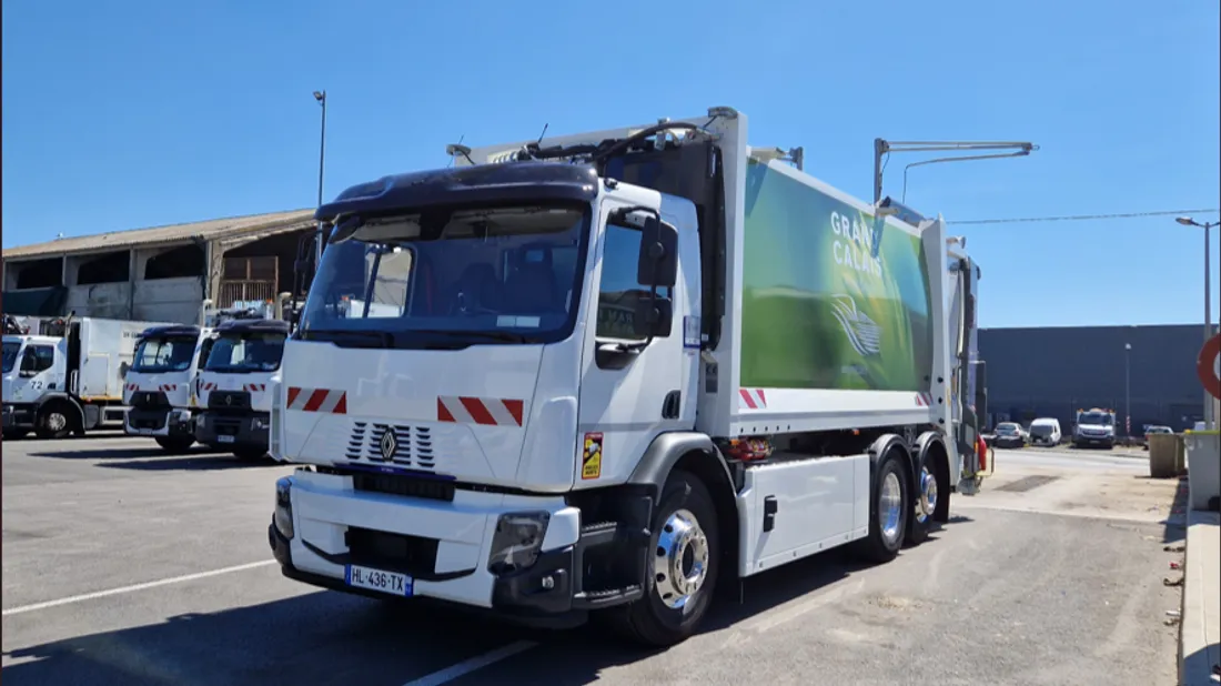 Un premier camion électrique de ramassage des déchets arrive à Calais.