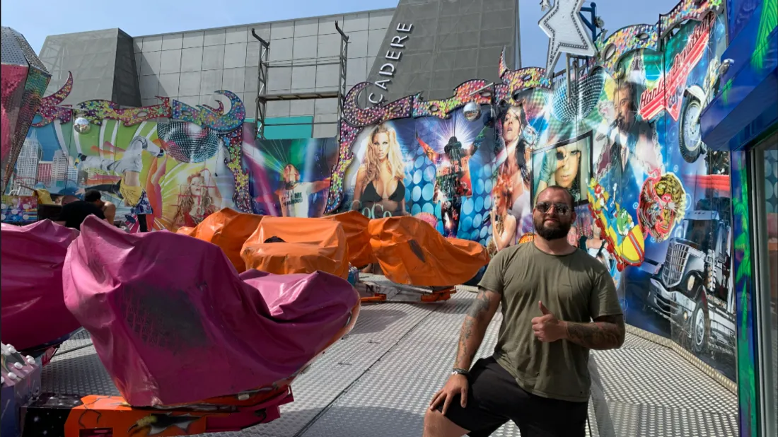 Donovan Bolot installe son manège « New Dance » juste devant l’Embarcadère.