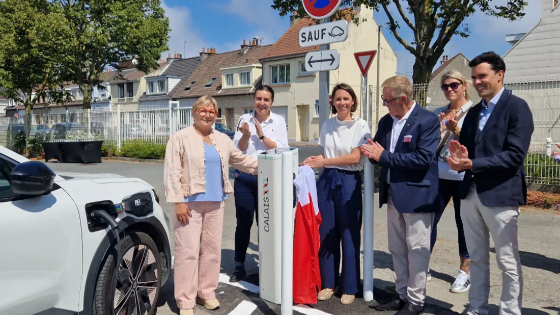 La première borne de recharge eTotem installée à Calais, rue de Toul.