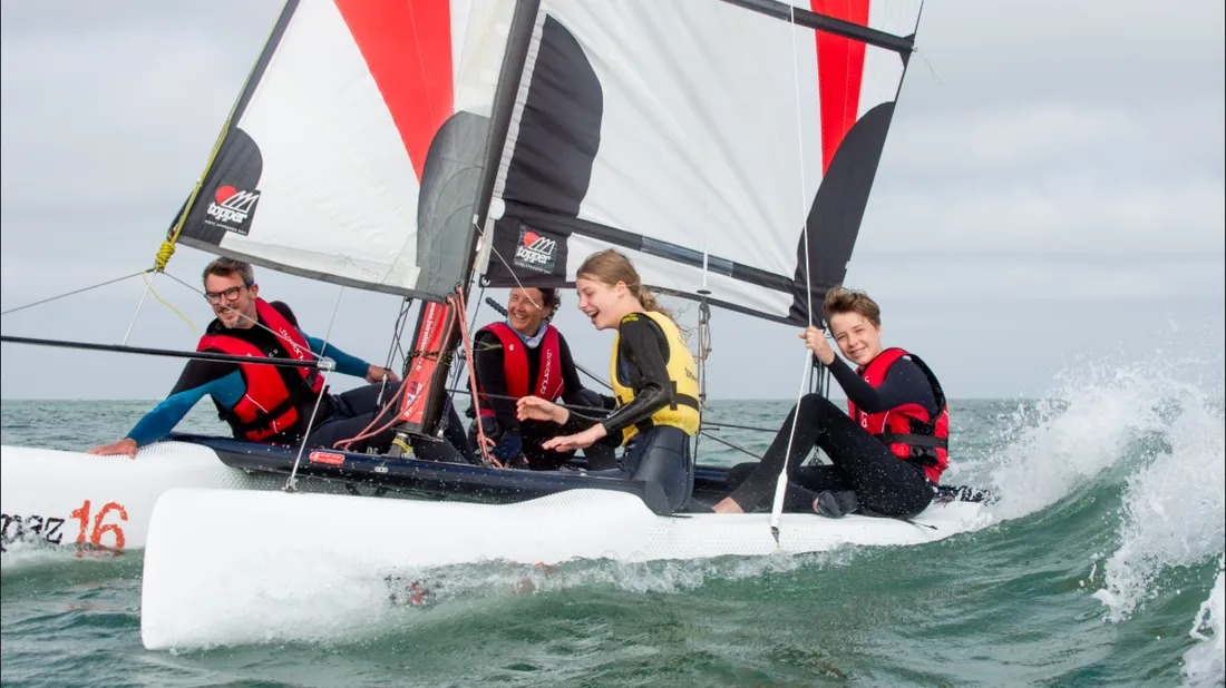 Plus de 600 enfants apprennent la voile à Wimereux chaque année.