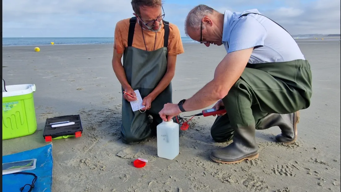 Le CNRS fait des prélèvements en mer pour analyser la température et l'état du plancton.