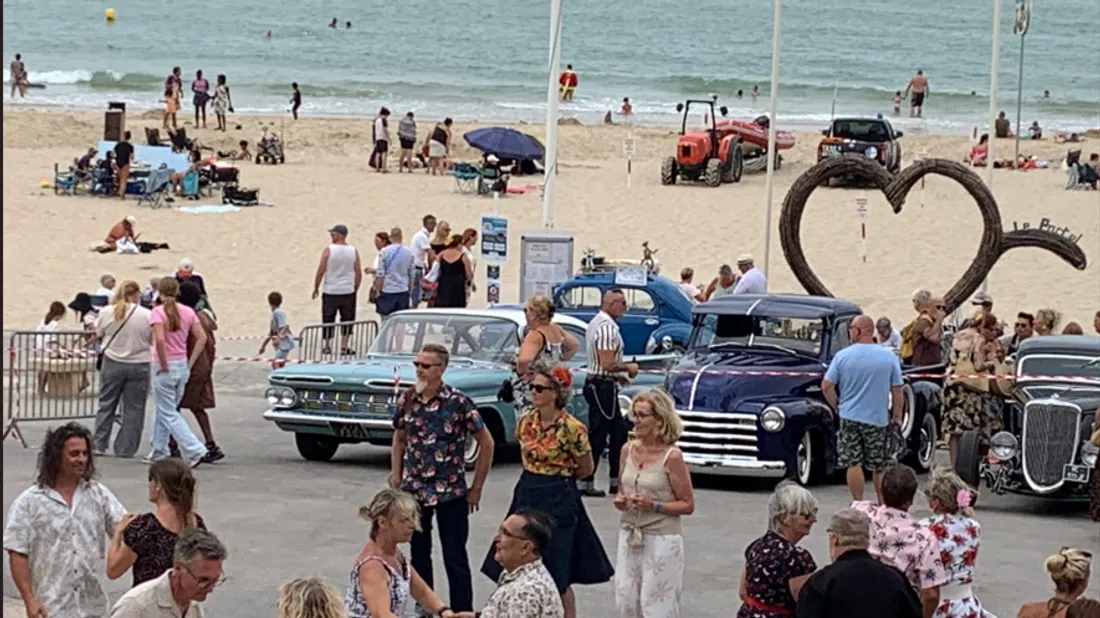 La plage, les voitures américaines et du rock : le cocktail réussi du Vintage Portel Beach