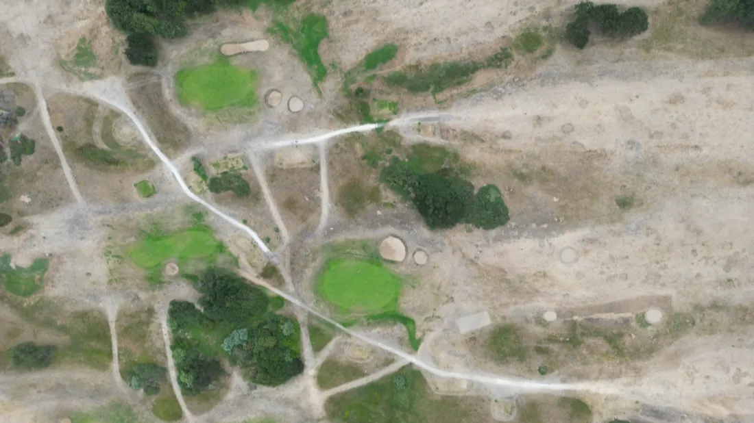 Vue aérienne du golf de Wimereux et l'impact de la sécheresse sur le gazon.