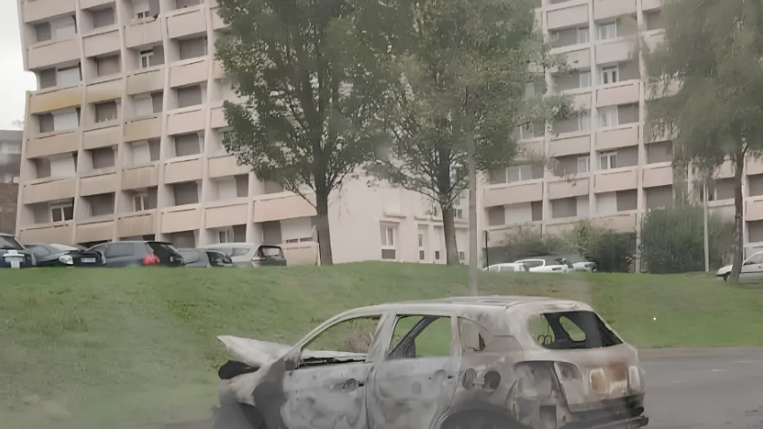 Une des voitures retrouvées en feu à Boulogne-sur-Mer.