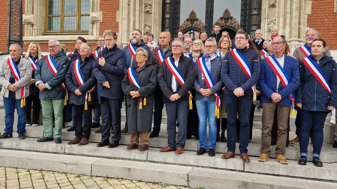 Les élus de la ville et le préfet se sont rassemblés devant la mairie