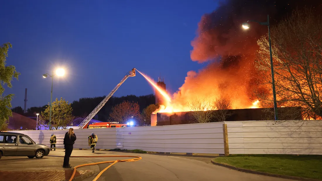 Les flammes ont ravagé le dojo de Sportica ce vendredi soir. 