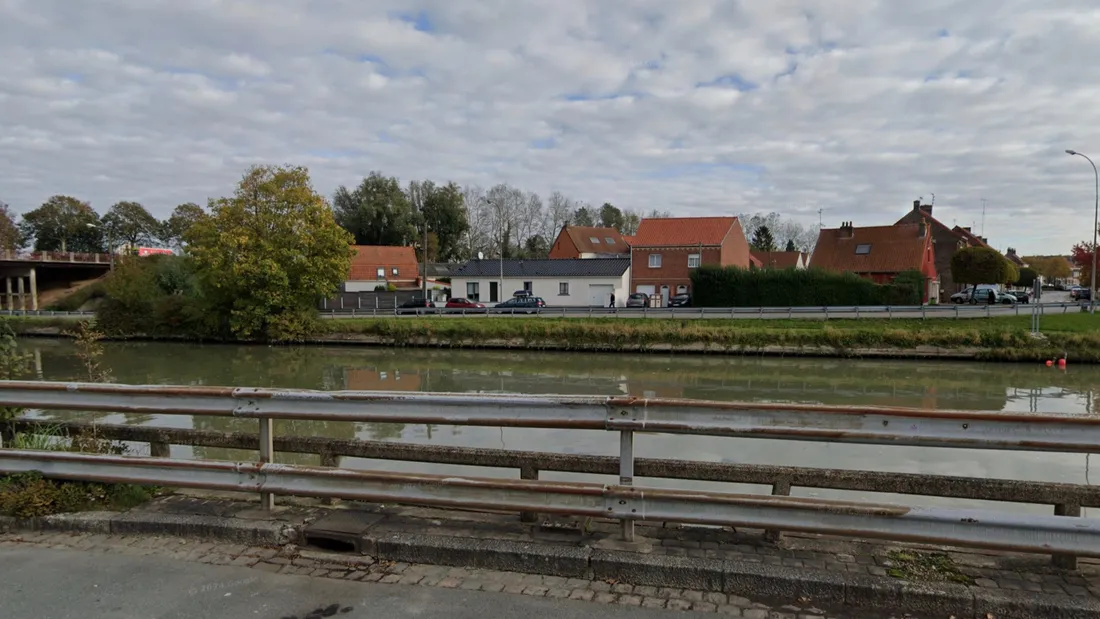 Le canal d'Arques au niveau de la rue Marcel-Delaplace.