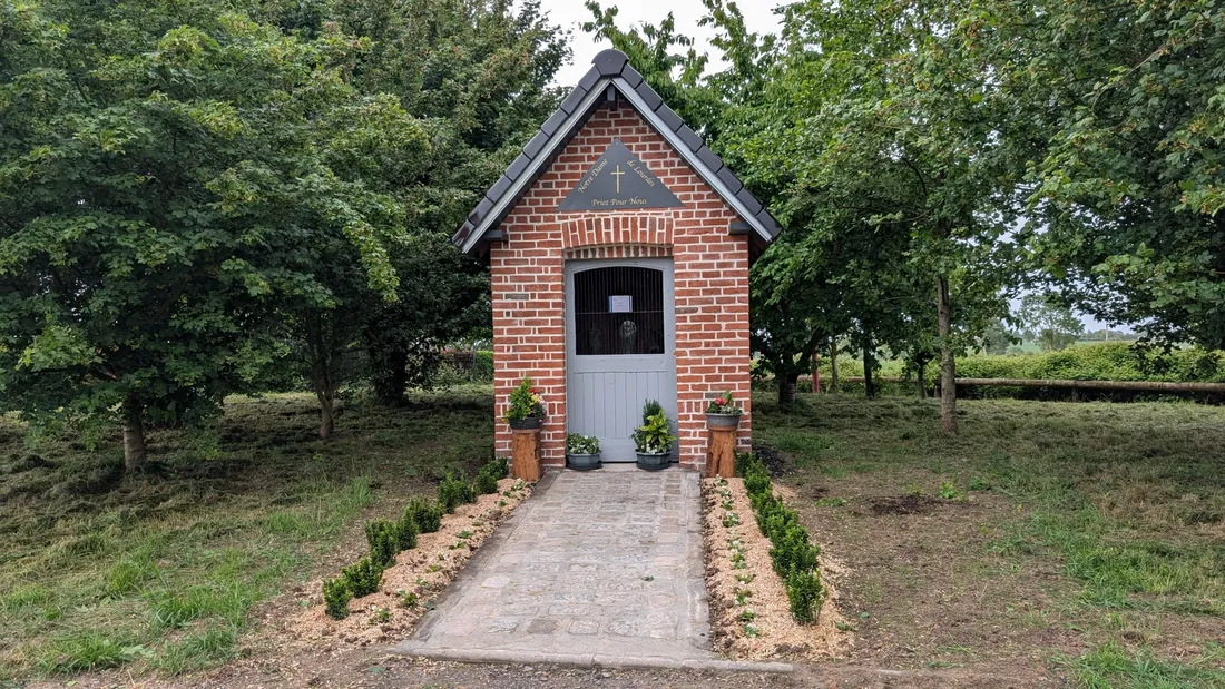 La chapelle a été construite sur un espace communal. 