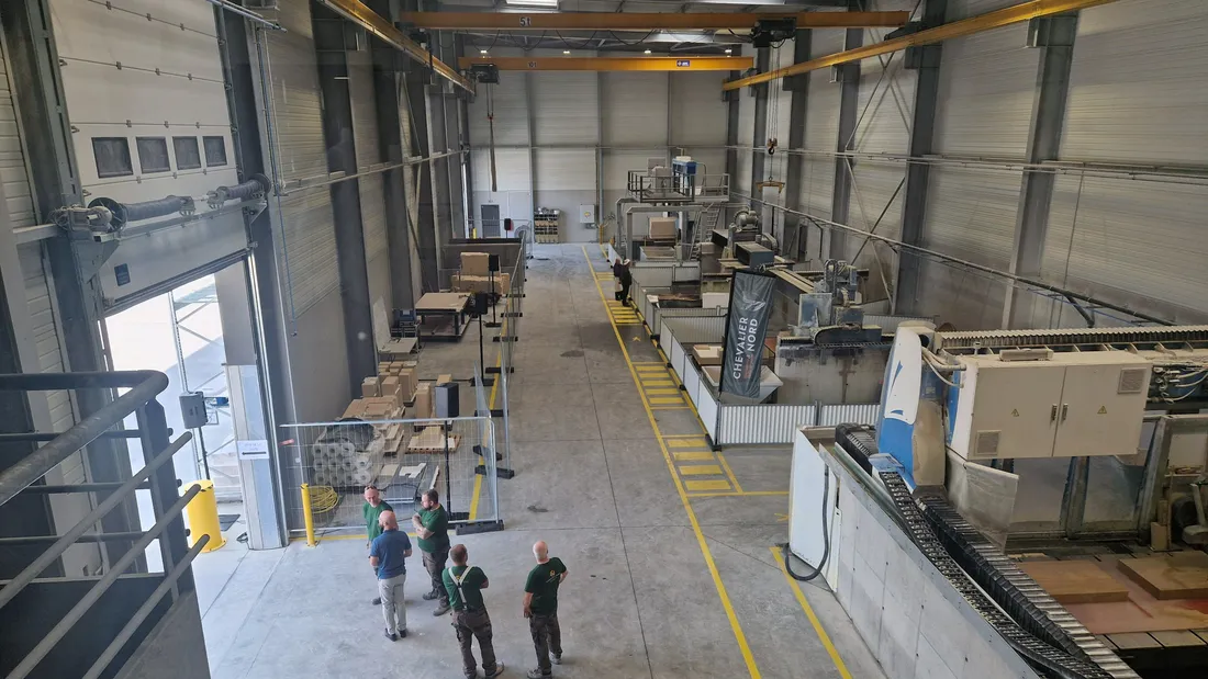 Le site comprend 1 000 mètres carrés d'atelier. 