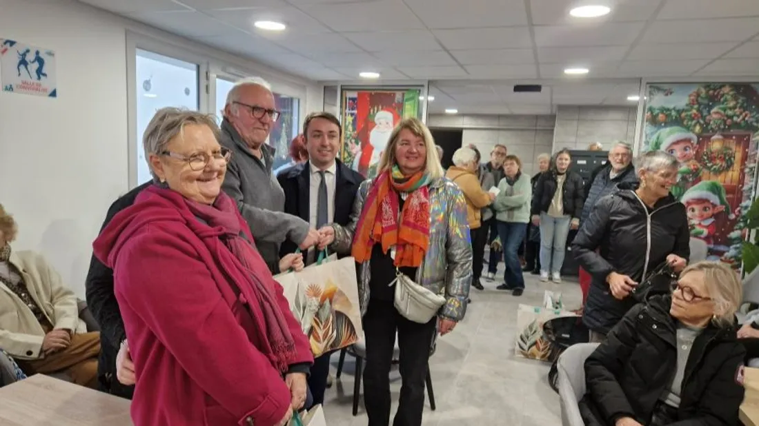 Les élus se sont mobilisés pour la distribution. 