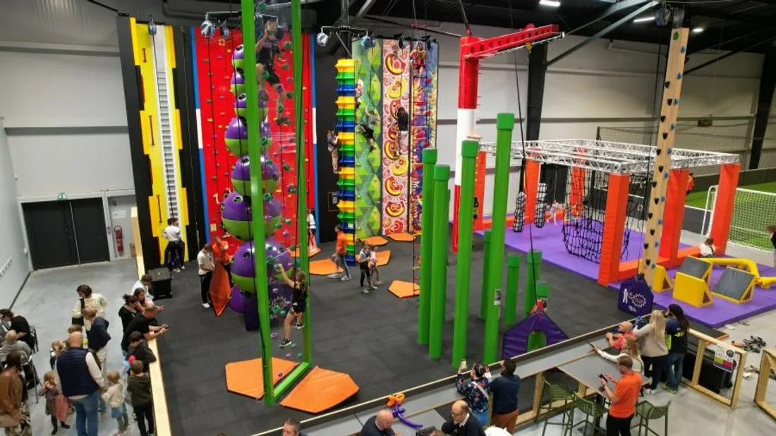 Les visiteurs peuvent profiter du Clip’n Climb qui ressemble à l’escalade. 