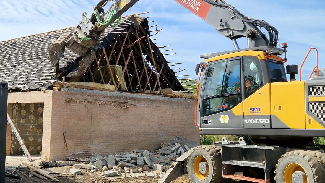 La démolition de la troisième maison a débuté ce vendredi après-midi. 