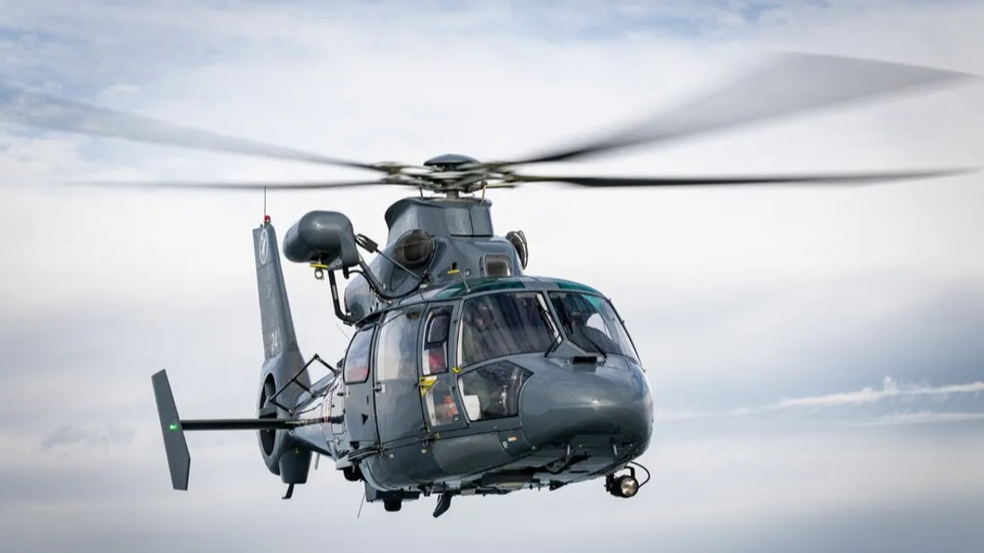  L'hélicoptère Dauphin de la Marine nationale basé au Touquet a été dépêché en mer. 