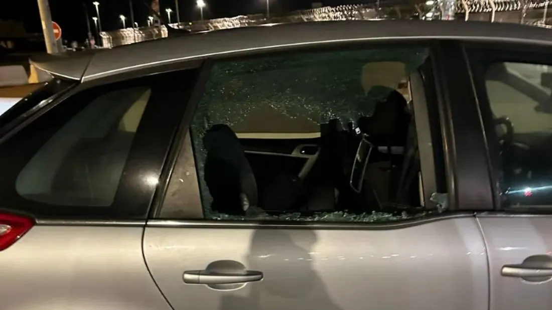 Des véhicules ont été caillassés. 