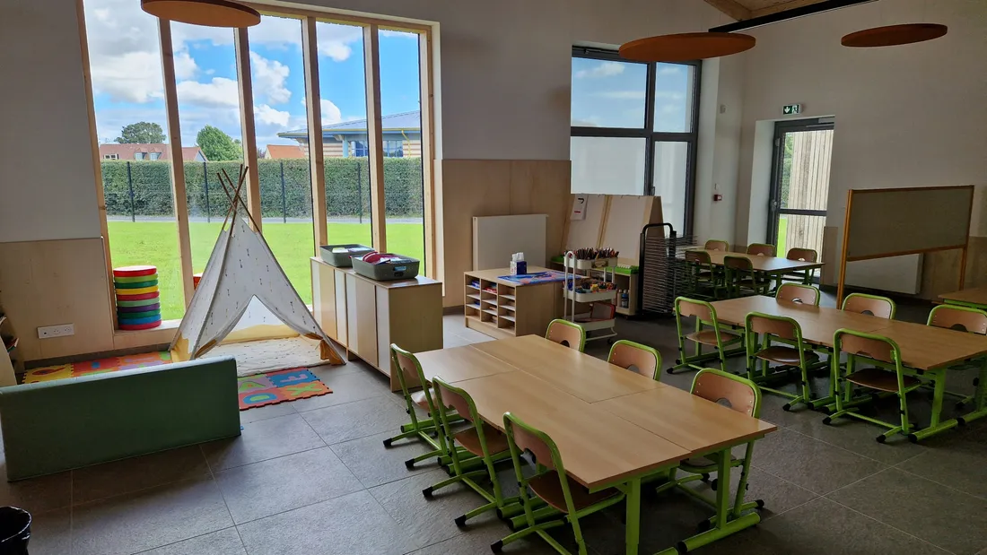 L'école compte trois salles de classe. 