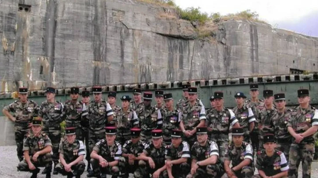 Rassemblement de caporaux-chefs et brigadiers-chefs avec le père de Paul en 2001. 