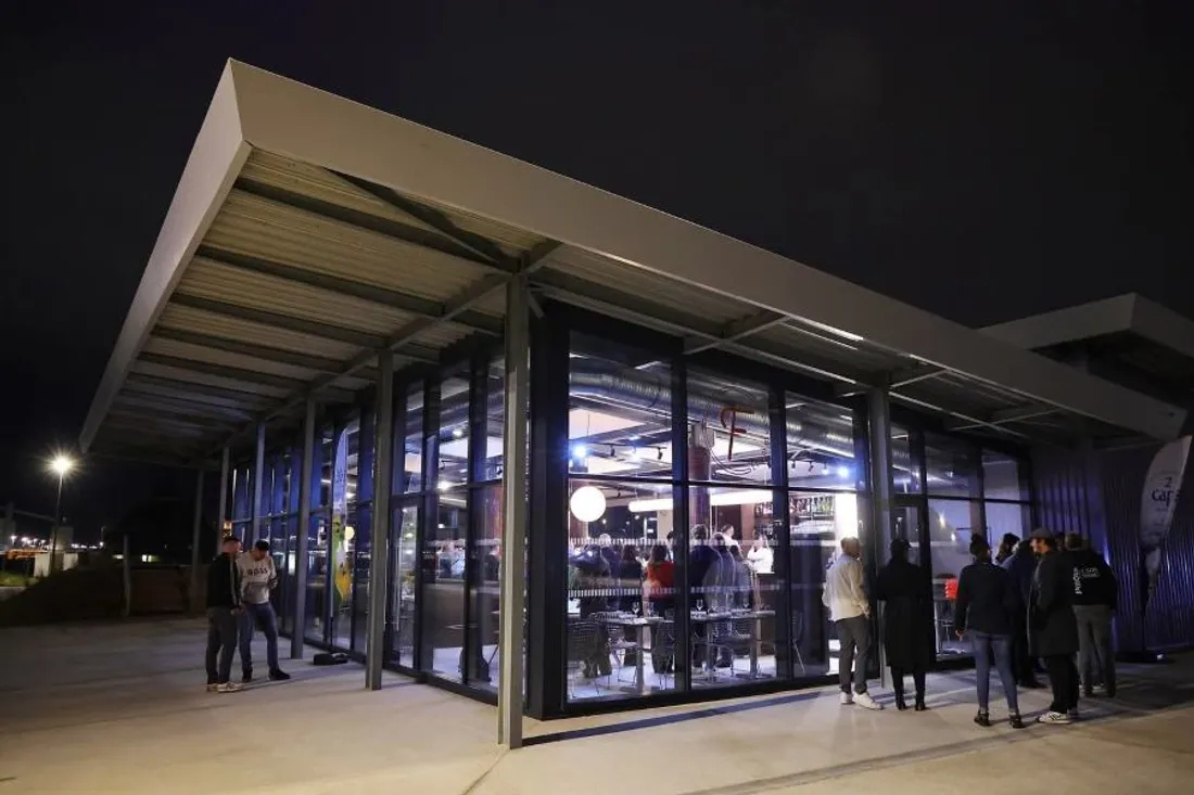 Le restaurant ouvre aujourd'hui.