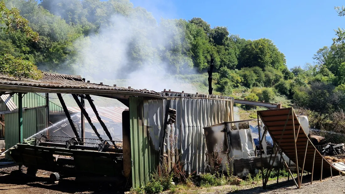 Un hangar a été détruit par les flammes. 