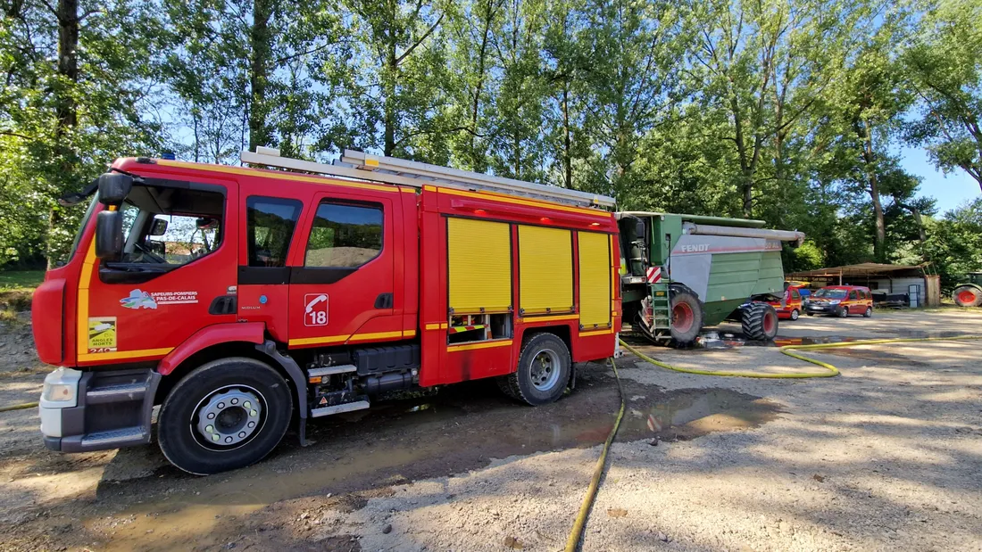 Les pompiers interviennent depuis vingt-quatre heures. 