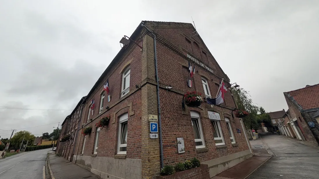 Le nouveau maire et son équipe sont au travail. 